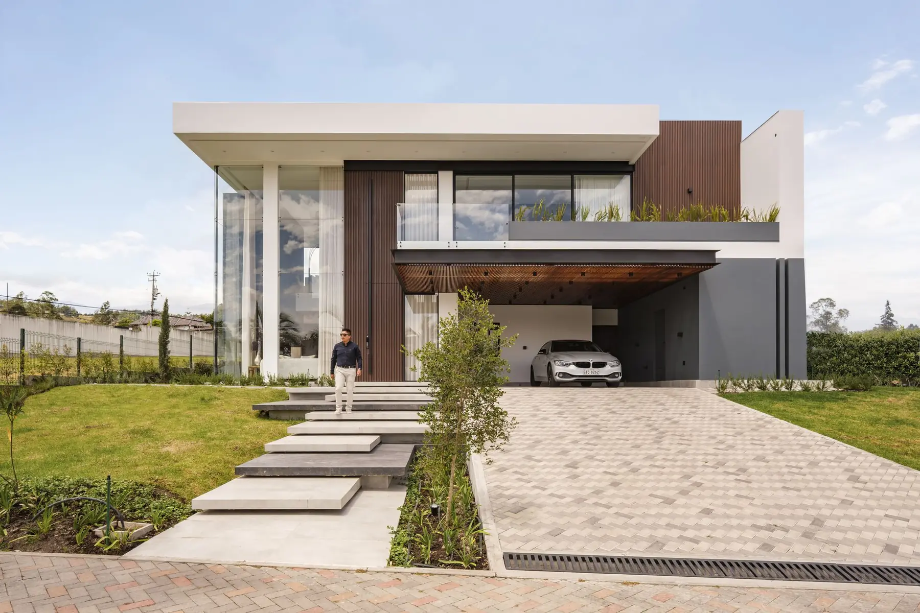 Fachada de residencia con garaje cubierto, constructora en Quito