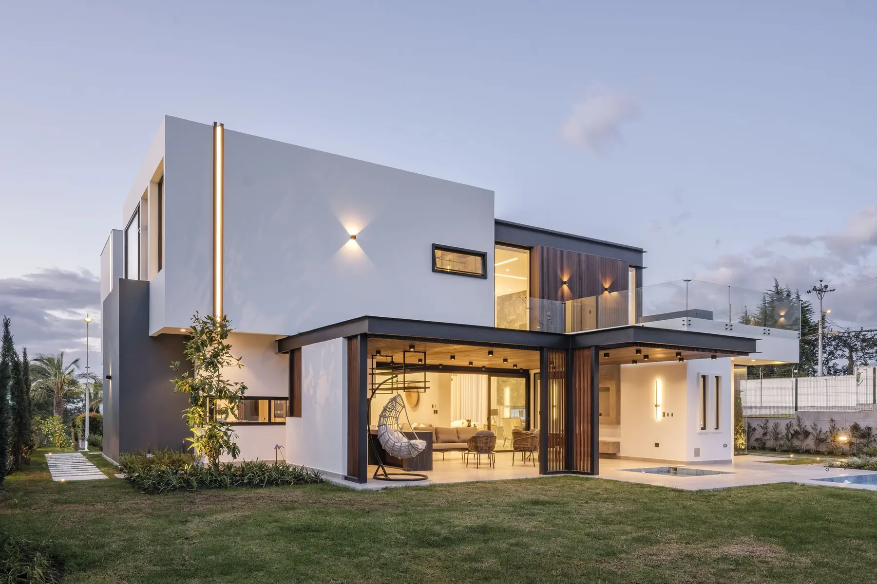Casa de lujo con ventanales de piso a techo, constructora en Ecuador