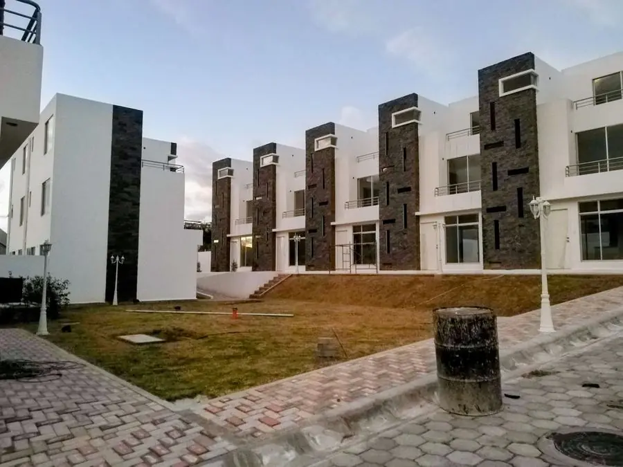 Desarrollo residencial de 17 viviendas, construcción de casas en Ecuador por PIVOT Constructores