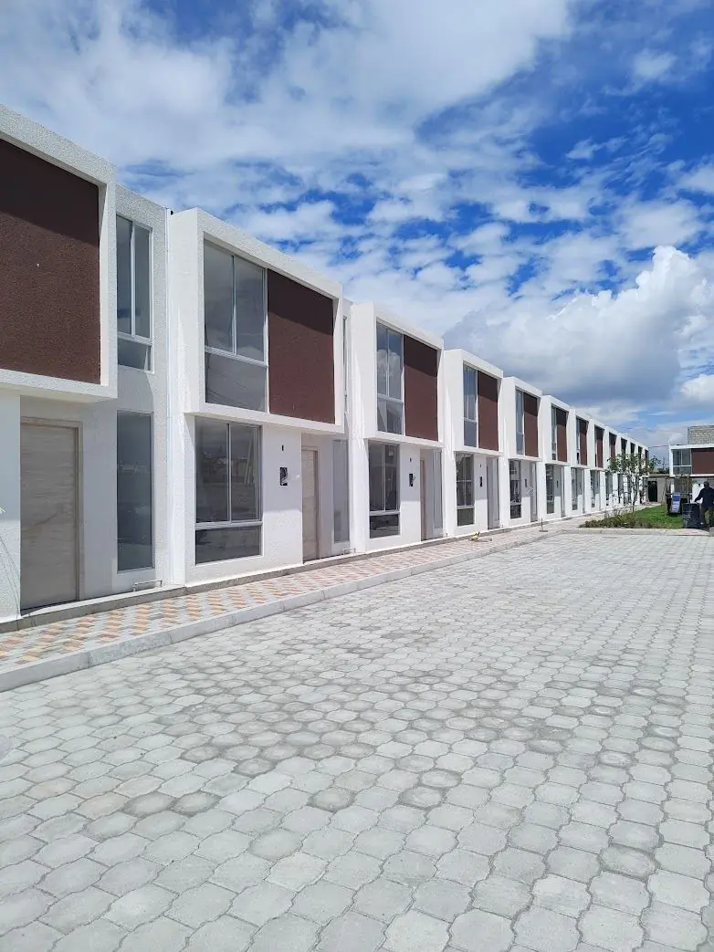 Desarrollo residencial de 40 viviendas diseñado y construido por PIVOT Constructores