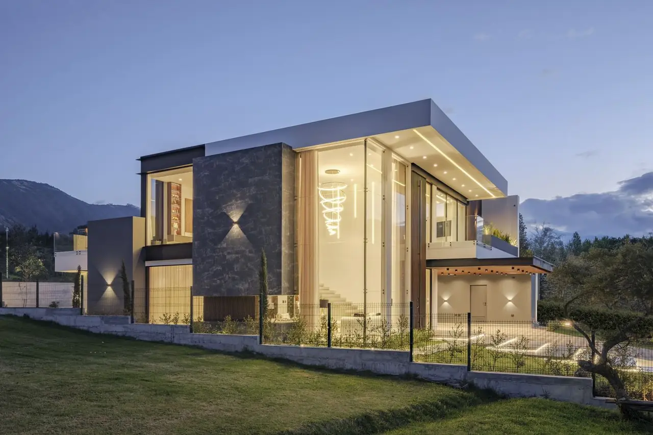 Residencia de doble altura con piedra y vidrio, construcción de casas en Ecuador por PIVOT