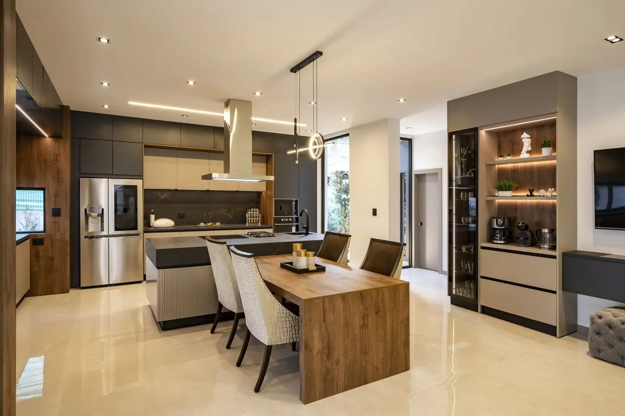 Cocina y comedor integrados en casa construida por PIVOT Constructores en Quito