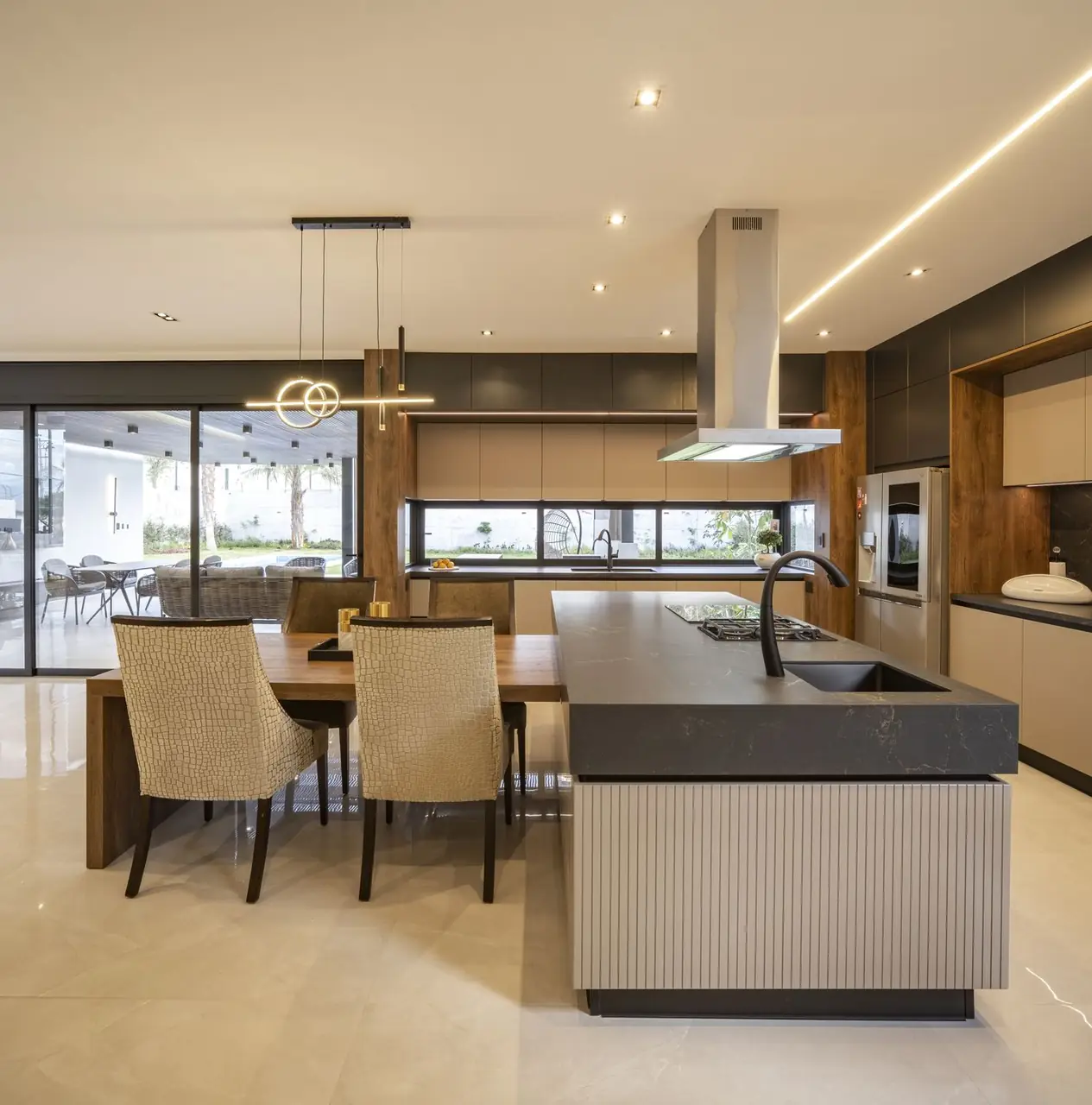Cocina y comedor en residencia entregada por PIVOT, construcción de casas en Ecuador