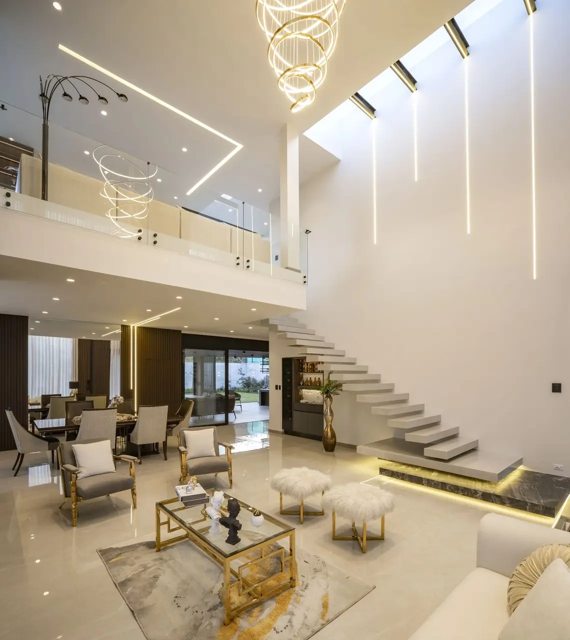 Sala de doble altura en casa construida por PIVOT Constructores, constructora en Quito