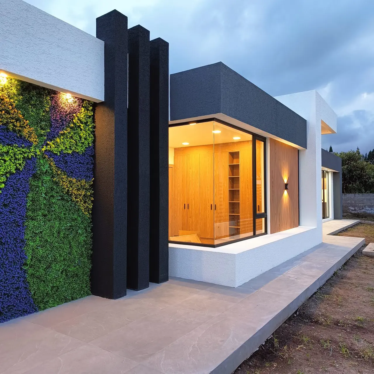 Proyecto SL, casa con jardín vertical entregada por PIVOT Constructores en Quito