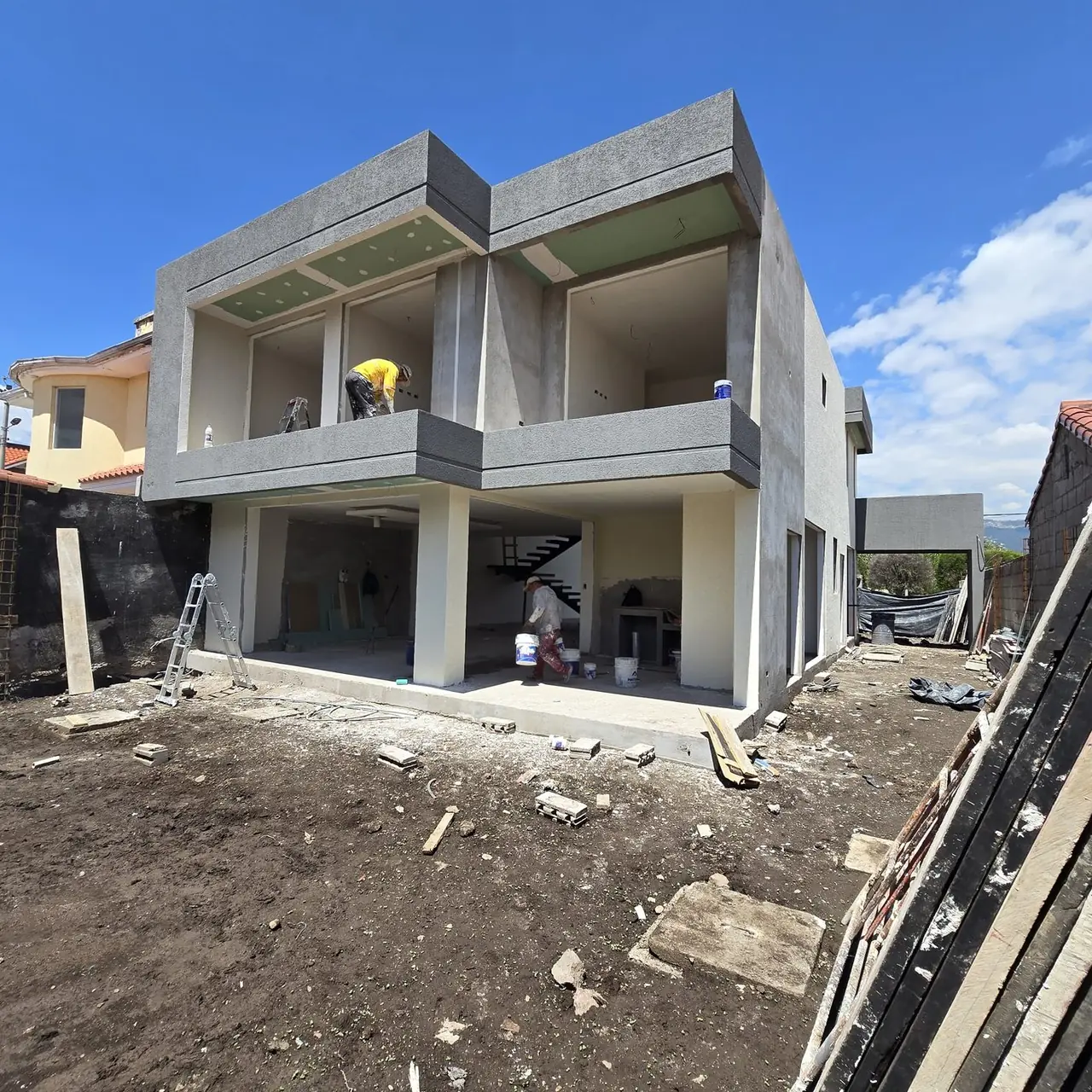 Fachada en etapa de acabados, construcción de casas en Quito por PIVOT