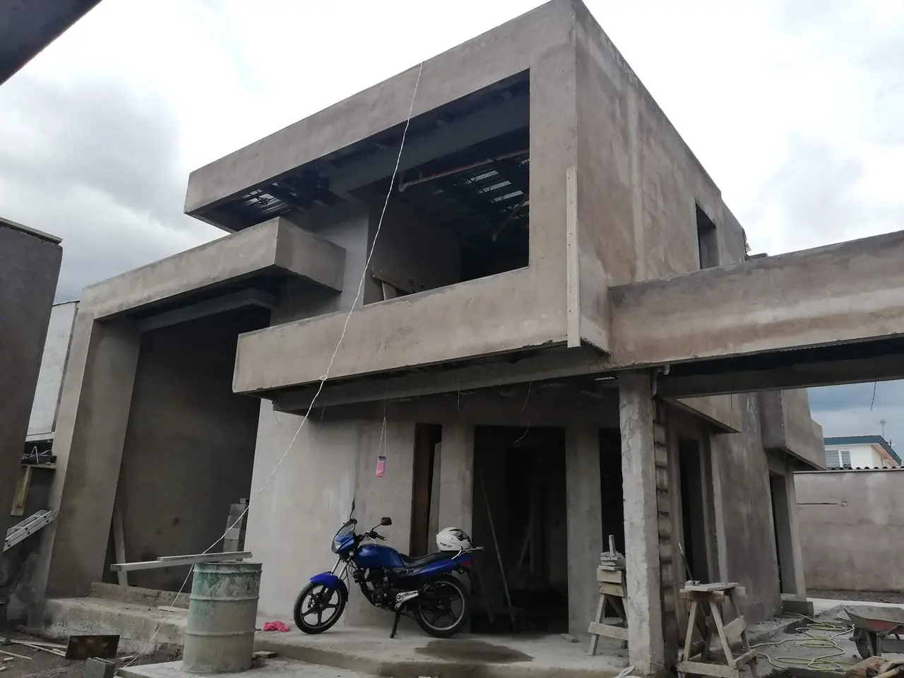 Construcción de casa en obra gris por PIVOT Constructores, constructora en Ecuador